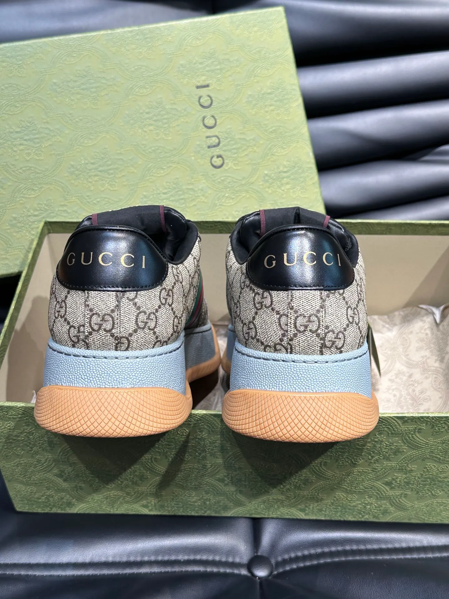 Men's men's shoes 💰p500 "GUCC*" Screener series 👫 Couple style GG thick-soled sneakers, the Screener series is inspired by the classic sneakers of the 1970s, cleverly incorporating the retro Gucci logo, two-color waterproof platform soles, and 5CM thick soles to enhance the aura, conveying the new design concept that a single product should be permanently accompanied by the passage of time, creating a retro distressed effect, decorated with metallic double G oval enamel details! High-quality, versatile classic items, highly recommended. Size female 35-39, male 38-44